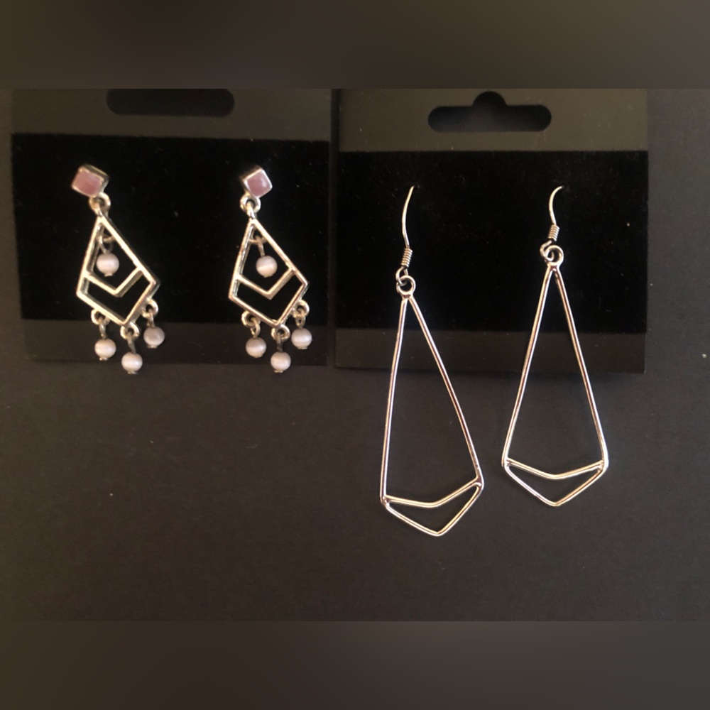 2 pairs of Earrings